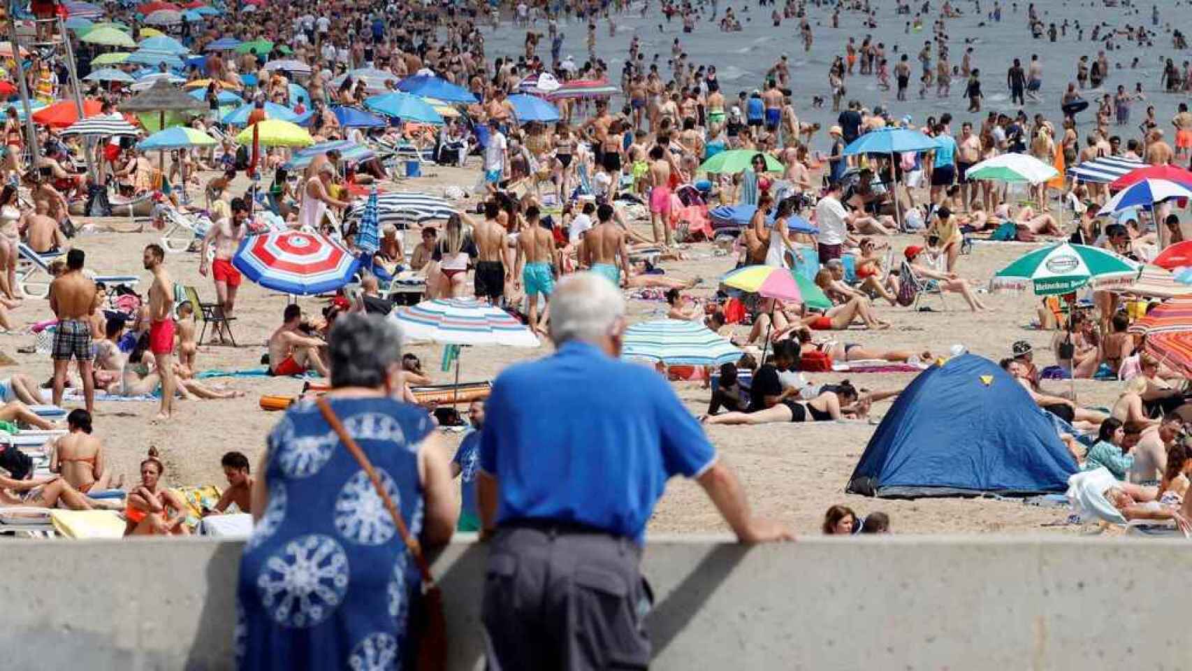Playa valenciana llena de gente, en una imagen del año pasado.