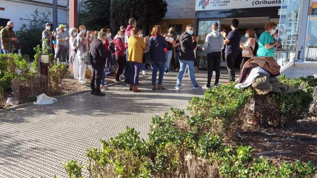 Huelga de las empleadas de la limpieza del Hospital comarcal Vega Baja y basura en el suelo.