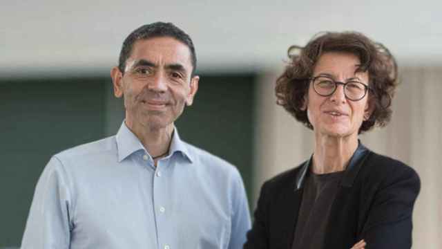 Los médicos investigadores Uğur Sahin y Özlem Türeci, responsables de la vacuna de Pfizer-BioNTech.