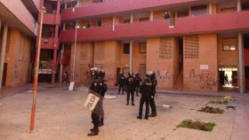 Agentes de la Policía Nacional en la urbanización de la calle Joan Miró de Puertollano.