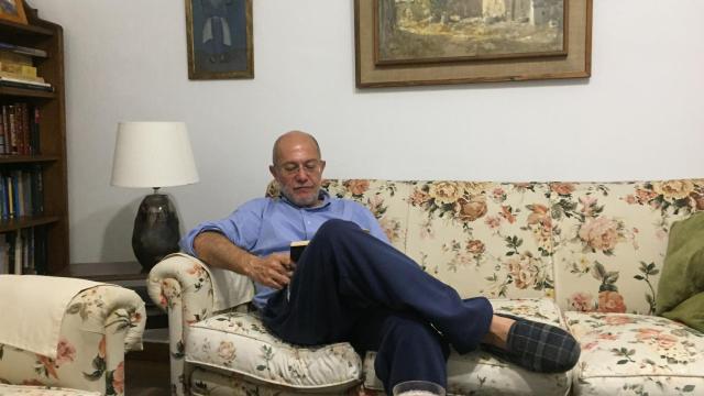 Francisco Igea, candidato de Cs en Castilla y León, combina como nadie la camisa con el chándal.