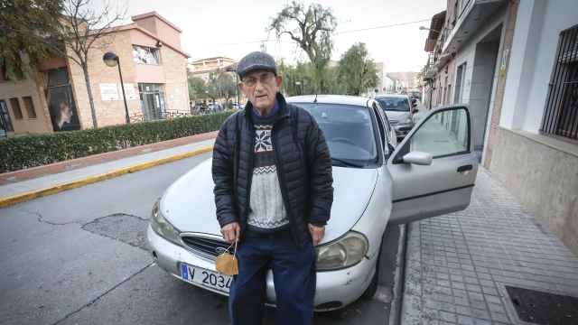 Vicente Lorente, conductor de 84 años, en L'Alcúdia de Crespins, Valencia.