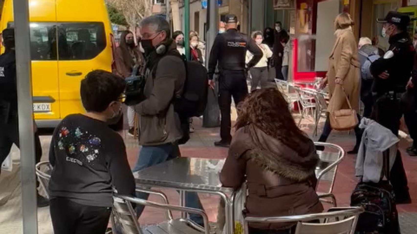 La auxiliar de enfermería que estuvo presente en la lipoescultura que le costó la vida a Sara Gómez, este viernes. ha sido escoltada por la Policía Local.