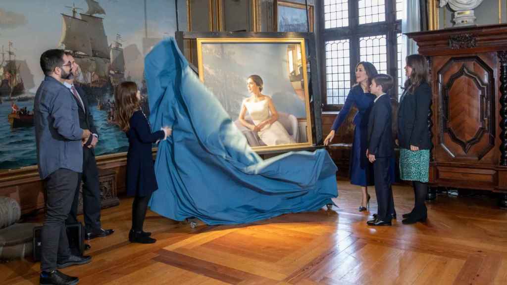 La princesa Mary descubre el retrato que le ha hecho el pintor español Jesús Herrera.