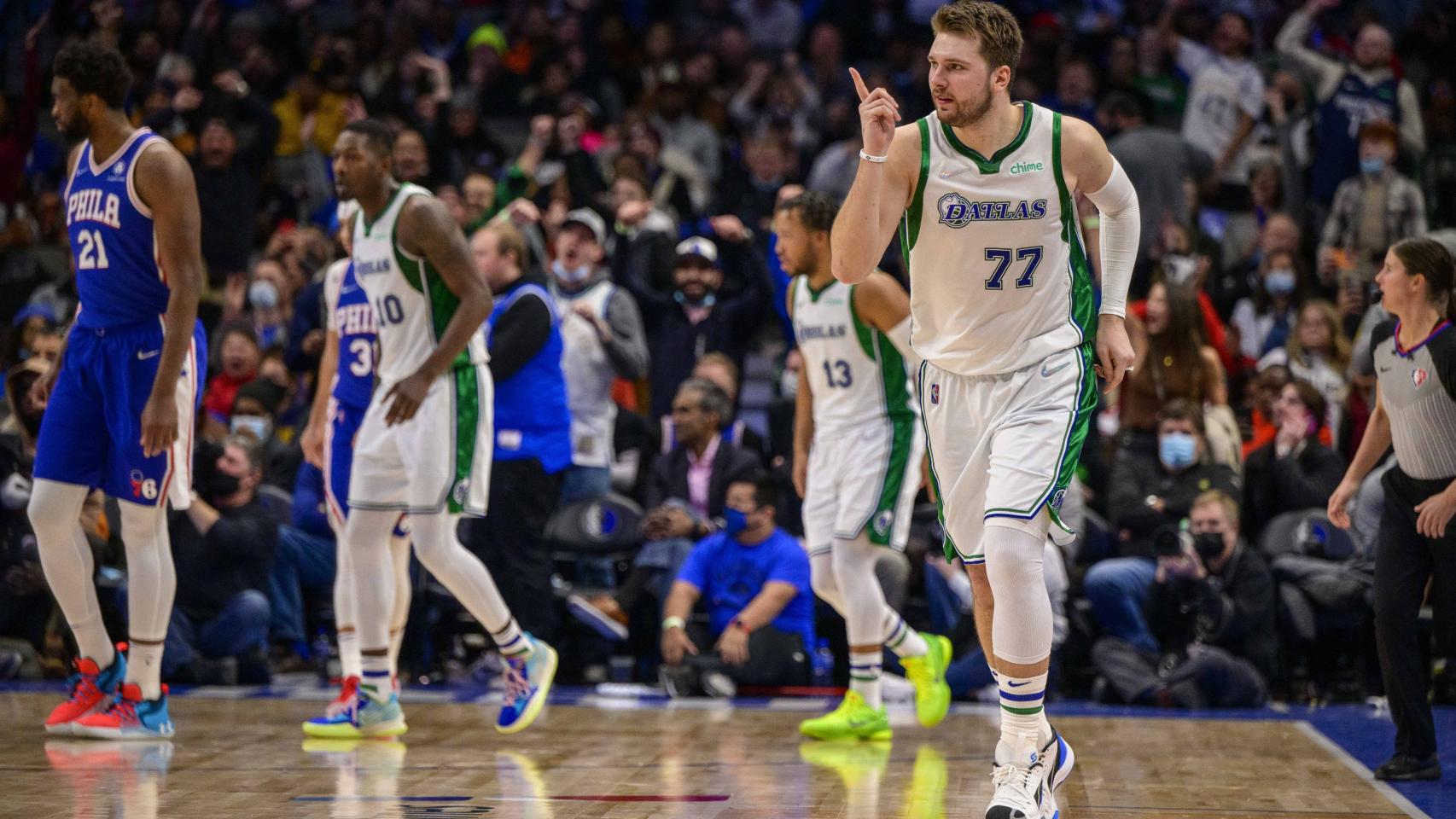 Luka Doncic celebra una canasta ante los Philadephia 76ers