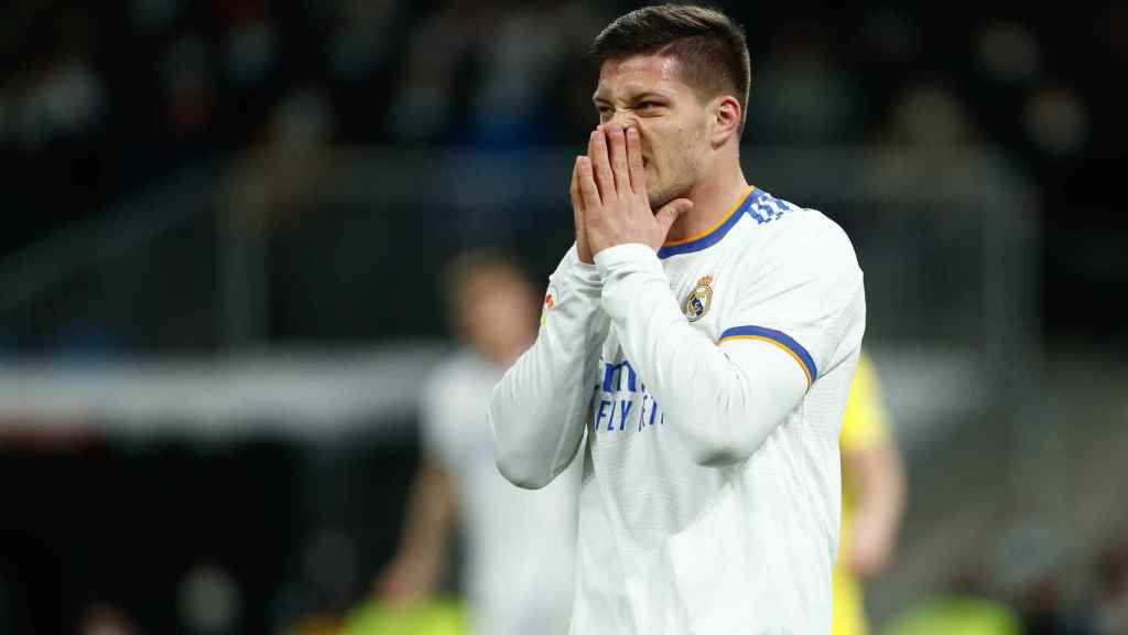 Luka Jovic se echa las manos a la cara en un partido del Real Madrid