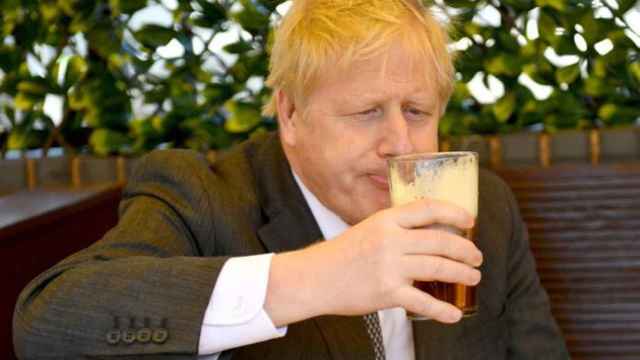 Boris Johnson disfrutando de una cerveza en imagen de archivo.