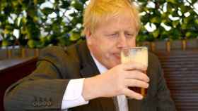 Boris Johnson disfrutando de una cerveza.