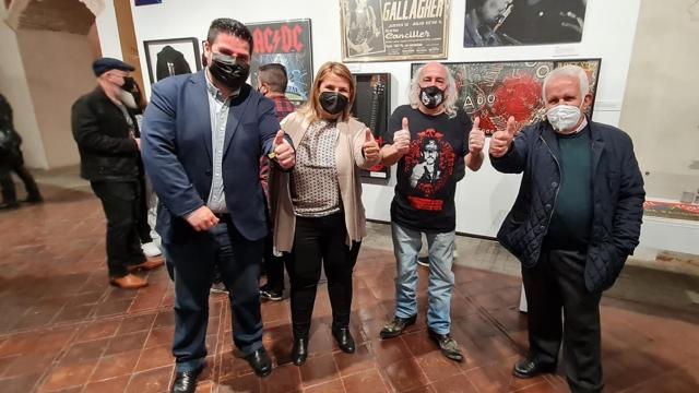 Juan Pablo Orduñez El Pirata con la alcaldesa de Talavera, Tita García Elez en la inauguración de la exposición.