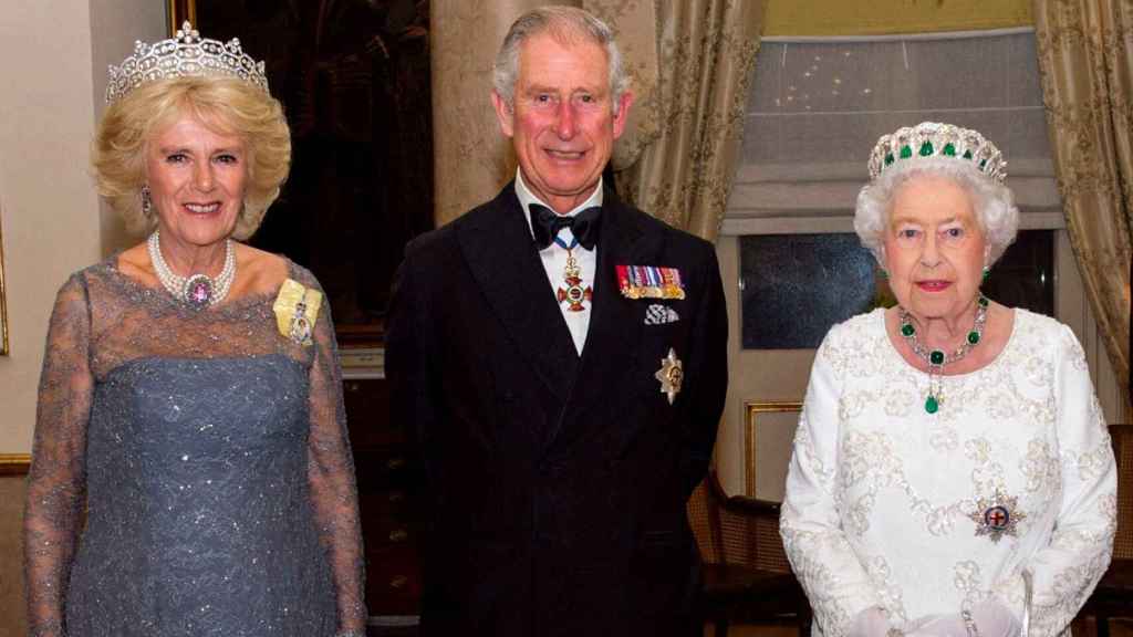 Carlos de Inglaterra junto a la reina Isabel II y su esposa, Camilla Parker-Bowles.