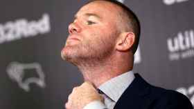 Wayne Rooney se aprieta el nudo de la corbata.