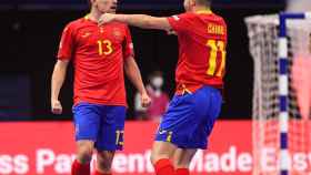 Mellado y Chino celebran uno de los goles ante Ucrania