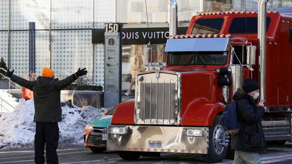 'Freedom Convoy': alarma por el nexo con ultras de Trump de la protesta de camioneros antivacunas