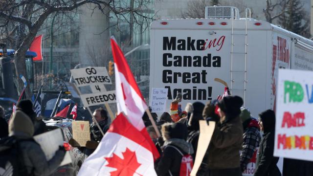 Un camión con el lema Make Canada great again, la misma frase que utilizó Donald Trump cuando aspiró a la presidencia de EEUU.