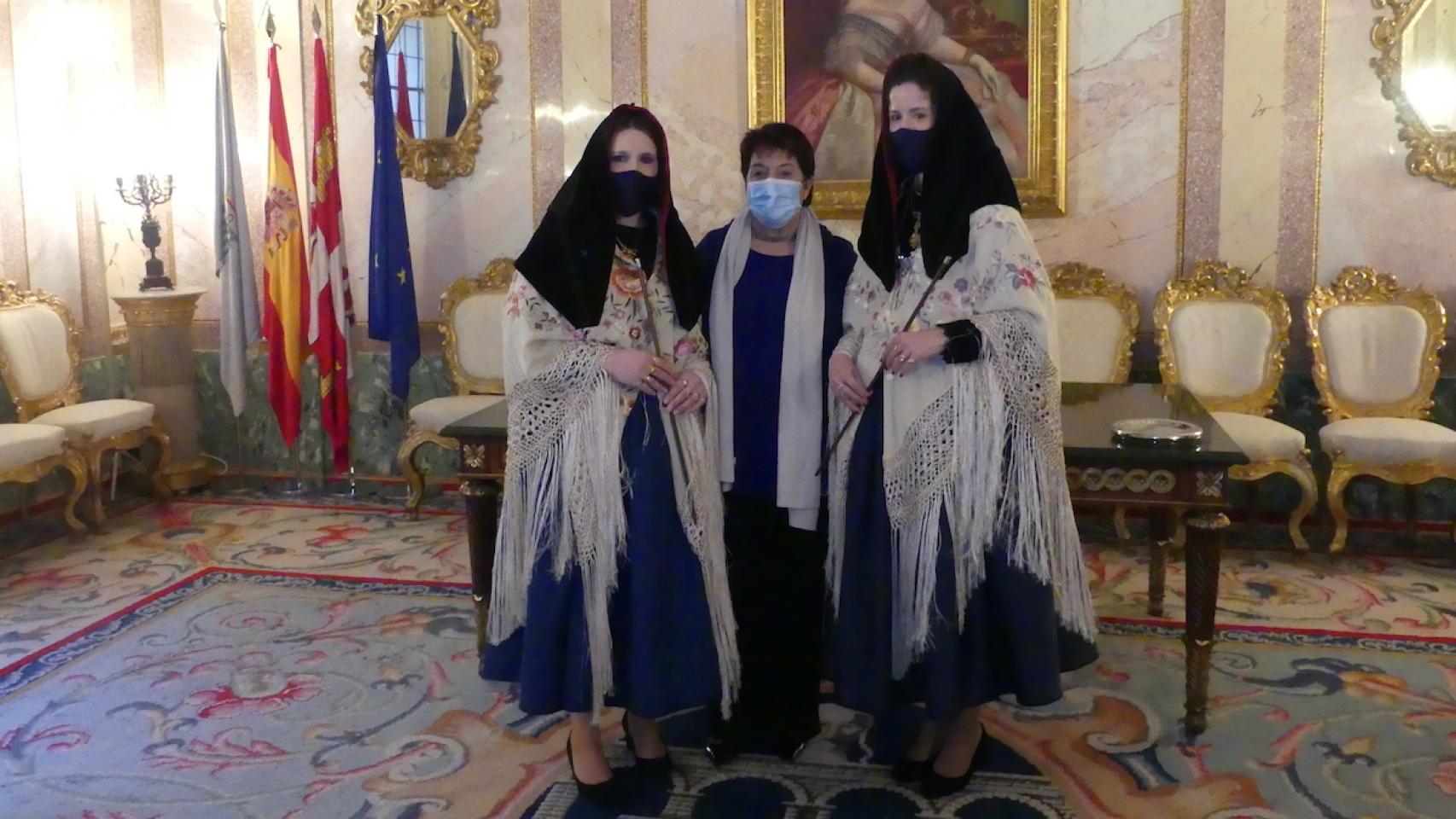 El pasado jueves día 03, la alcaldesa Clara Luquero realizó la entrega simbólica del bastón de mando a las alcaldesas de Zamarramala con motivo de la fiesta de Santa Águeda.
