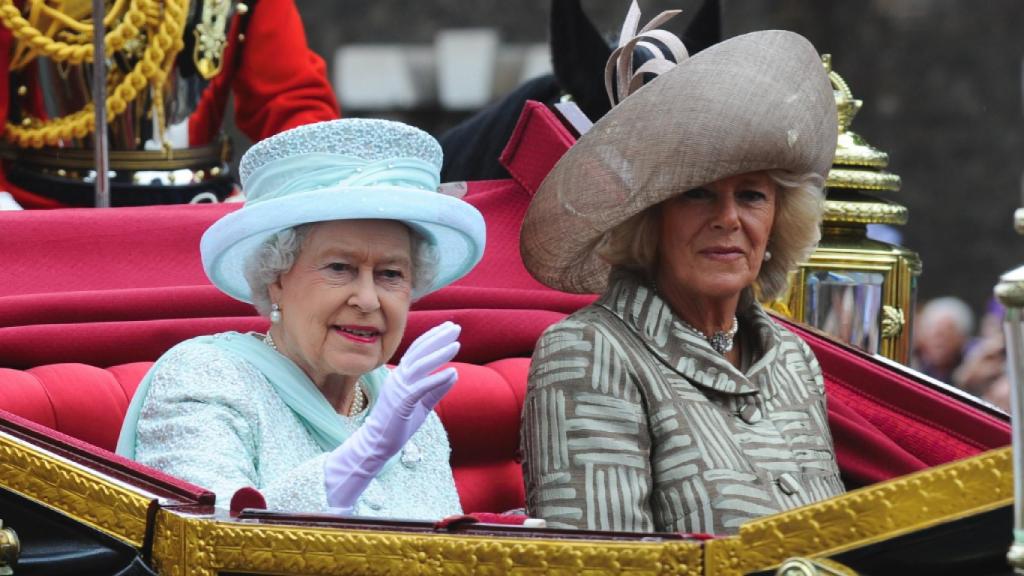 La reina Isabel II y Camilla de Cornualles en una imagen de archivo.