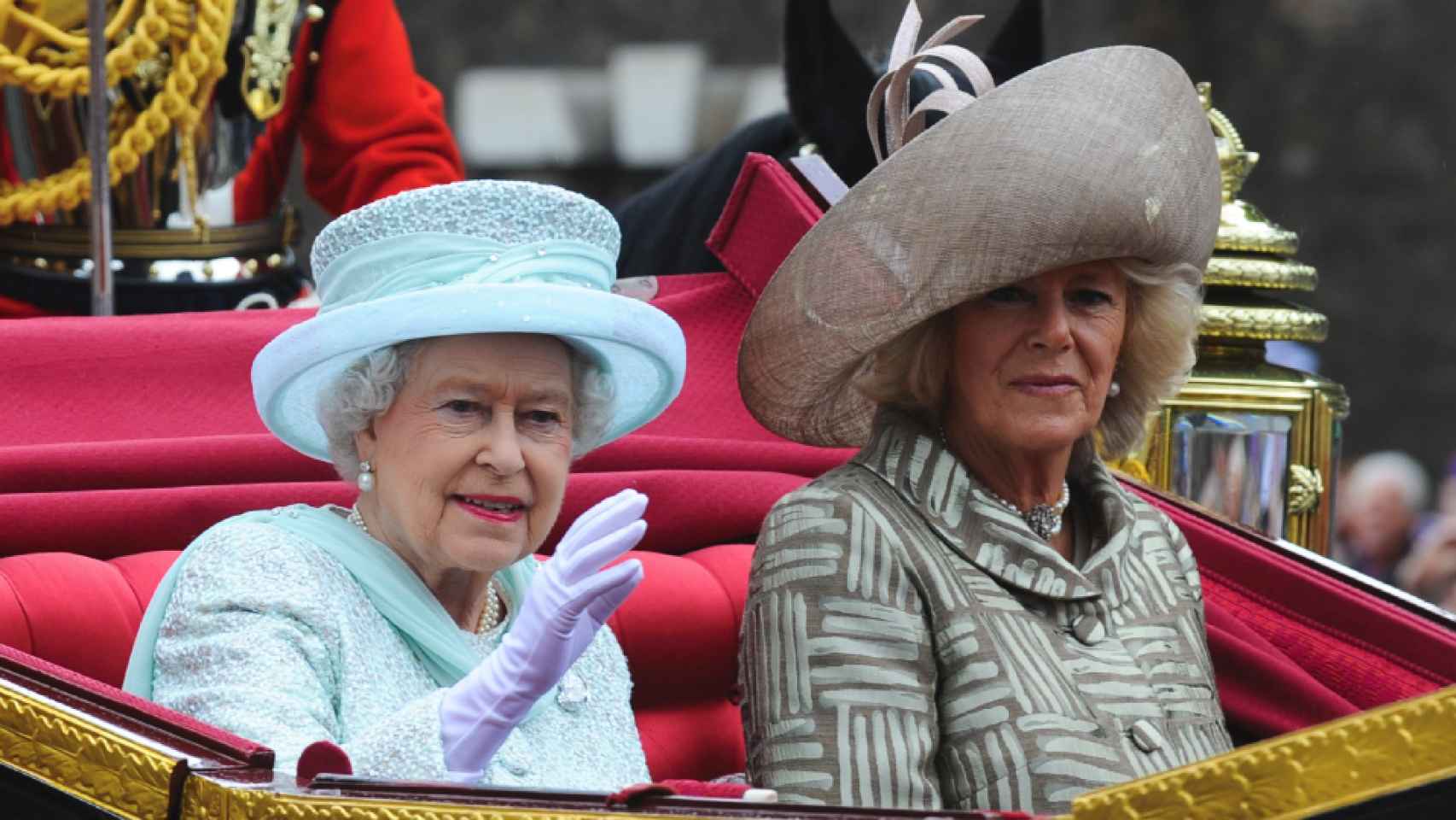 La reina Isabel II y Camilla de Cornualles en una imagen de archivo.