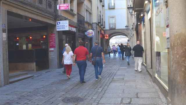 Una calle de Salamanca con turistas