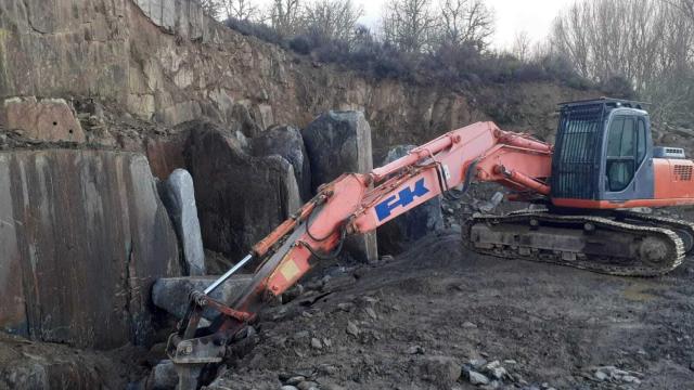 Excavadoras en las parcelas de la denuncia de Manzanal de Arriba