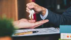 Entrega de llaves tras la compra de una casa.