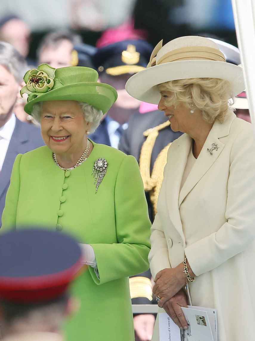 La reina Isabel y Camilla Parker en un acto en Francia, celebrado en 2014.