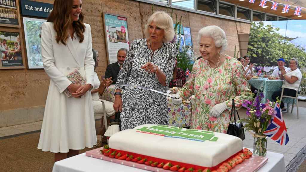 La reina Isabel junto a Camilla Parker y Kate Middleton, durante una celebración en Gran Bretaña.