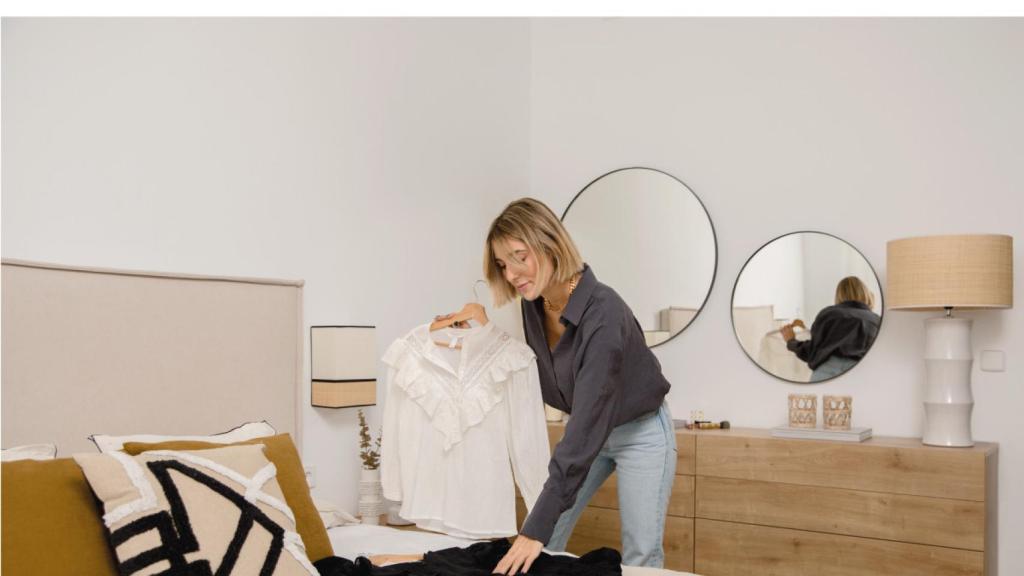 Anna Ferrer muestra la decoración de su dormitorio.