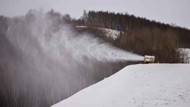 Un cañón bombea nieve artificial en la pista de esquí de Zhangjiakou, en China.