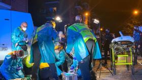 Los servicios de emergencia atienden a Jaime Guerrero, este sábado, en Madrid.