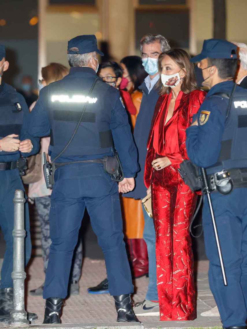 Isabel Preysler apostó por un 'total look' rojo en satén para su noche de concierto.