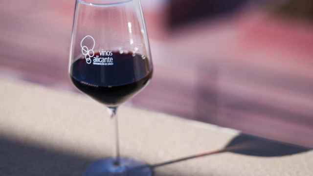 El aumento de las exportaciones a China y EE. UU. permite batir el récord de ventas de los vinos de Alicante DOP.