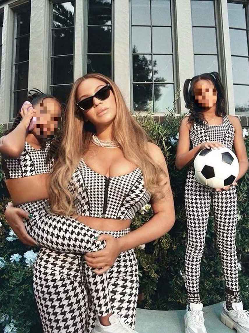 Beyoncé junto a sus hijas Blue Ivy y Rumi.