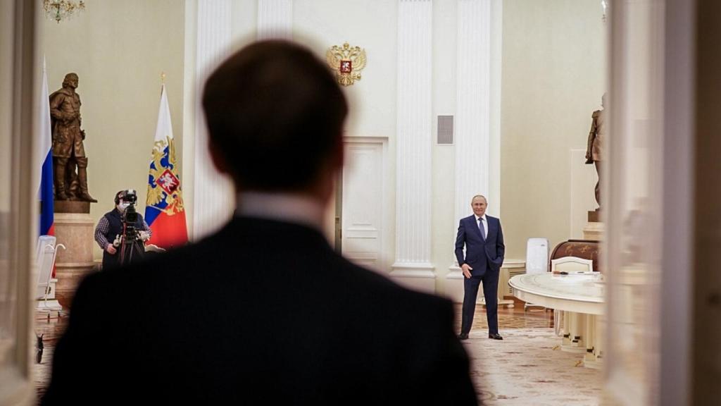 Vladimir Putin recibe a Emmanuel Macron en el Kremlin en esta imagen de archivo.