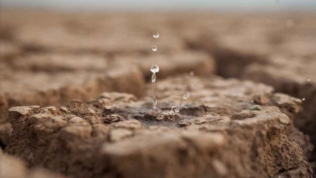 Una gota de agua cae sobre un paraje desértico