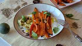 Ensalada de zanahorias asadas, aguacate y salsa de kéfir y cominos, una ensalada diferente