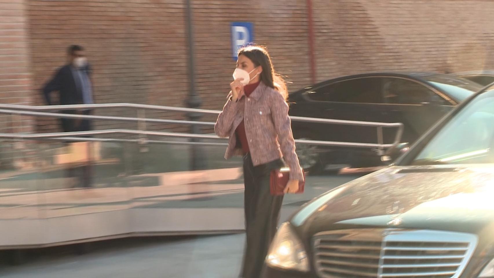 La Reina Letizia sale airosa de un 'traspiés' con sus altísimos stilettos