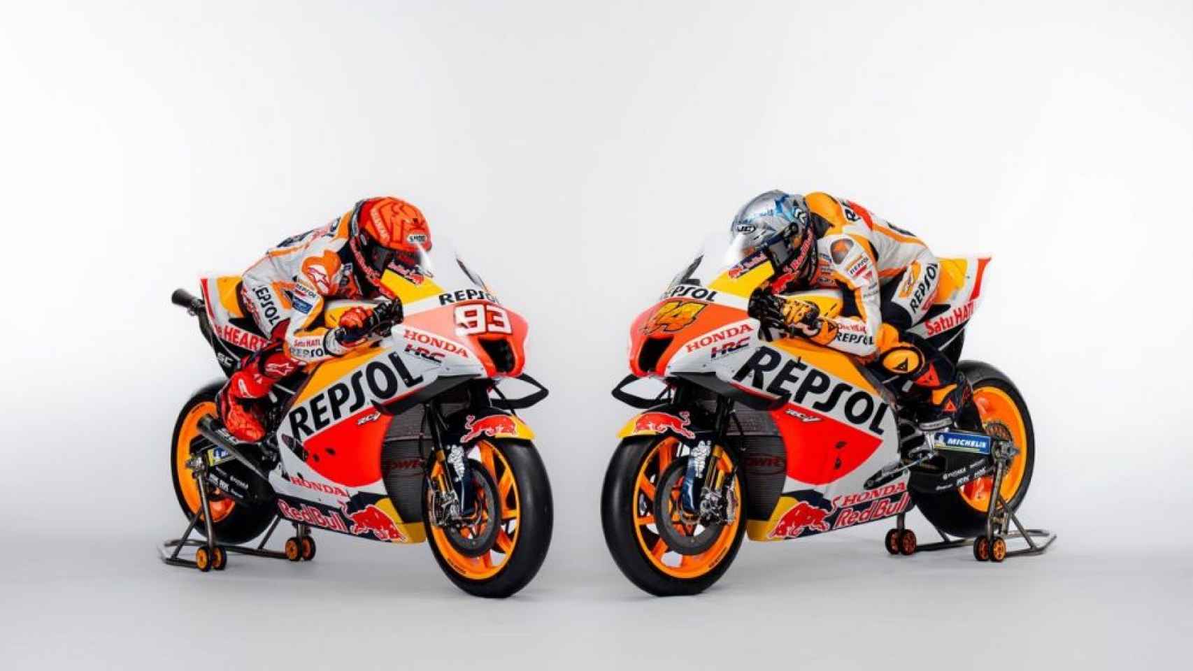 Los dos pilotos del Repsol Honda Team con sus nuevas motos.