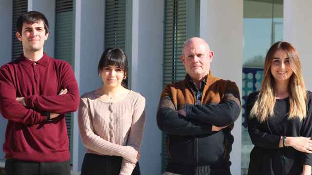 El equipo de investigación formado por A. Fontana, K. El Hauadi, C. Alemán y S. Lanzalaco (de izquierda a derecha).