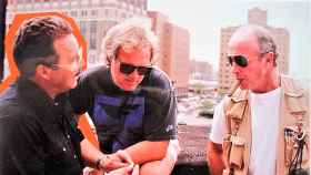 El director artístico español Benjamín Fernández (i) habla con el director Tony Scott (d) y el productor Steve Perry en el rodaje en EEUU de 'Amor a quemarropa' (1993).