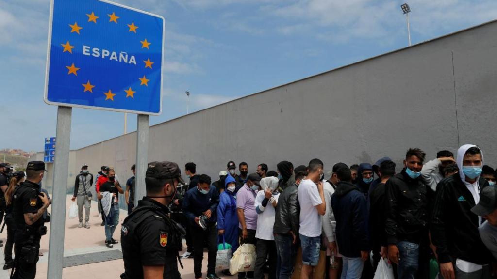 Hilera de personas que entraron ilegalmente en Ceuta durante la última crisis provocada por Rabat.