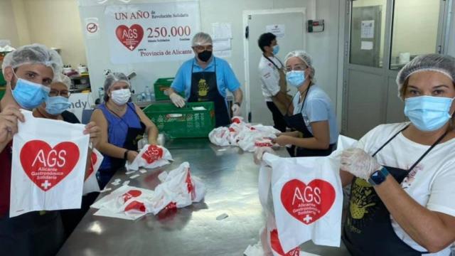 Reparto de comida solidaria en el barrio de Los Palmerales de Elche.