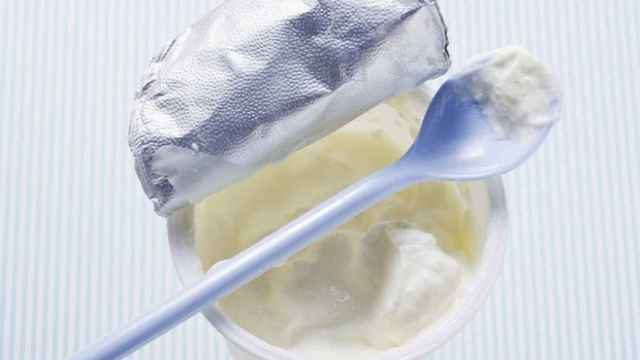 Un envase de plástico con yogur griego.