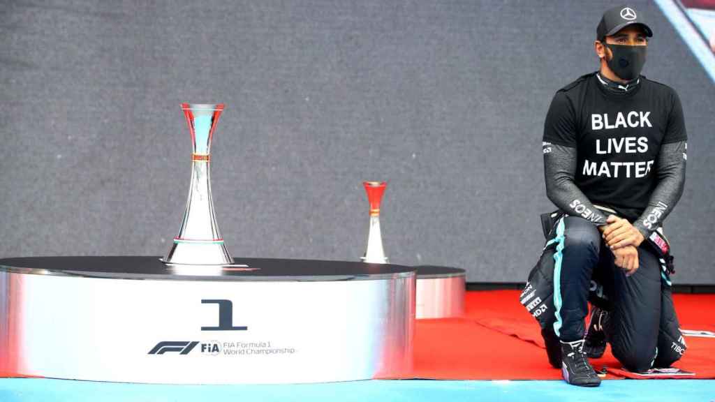 Lewis Hamilton hinca la rodilla en el podio del Gran Premio de Hungría.