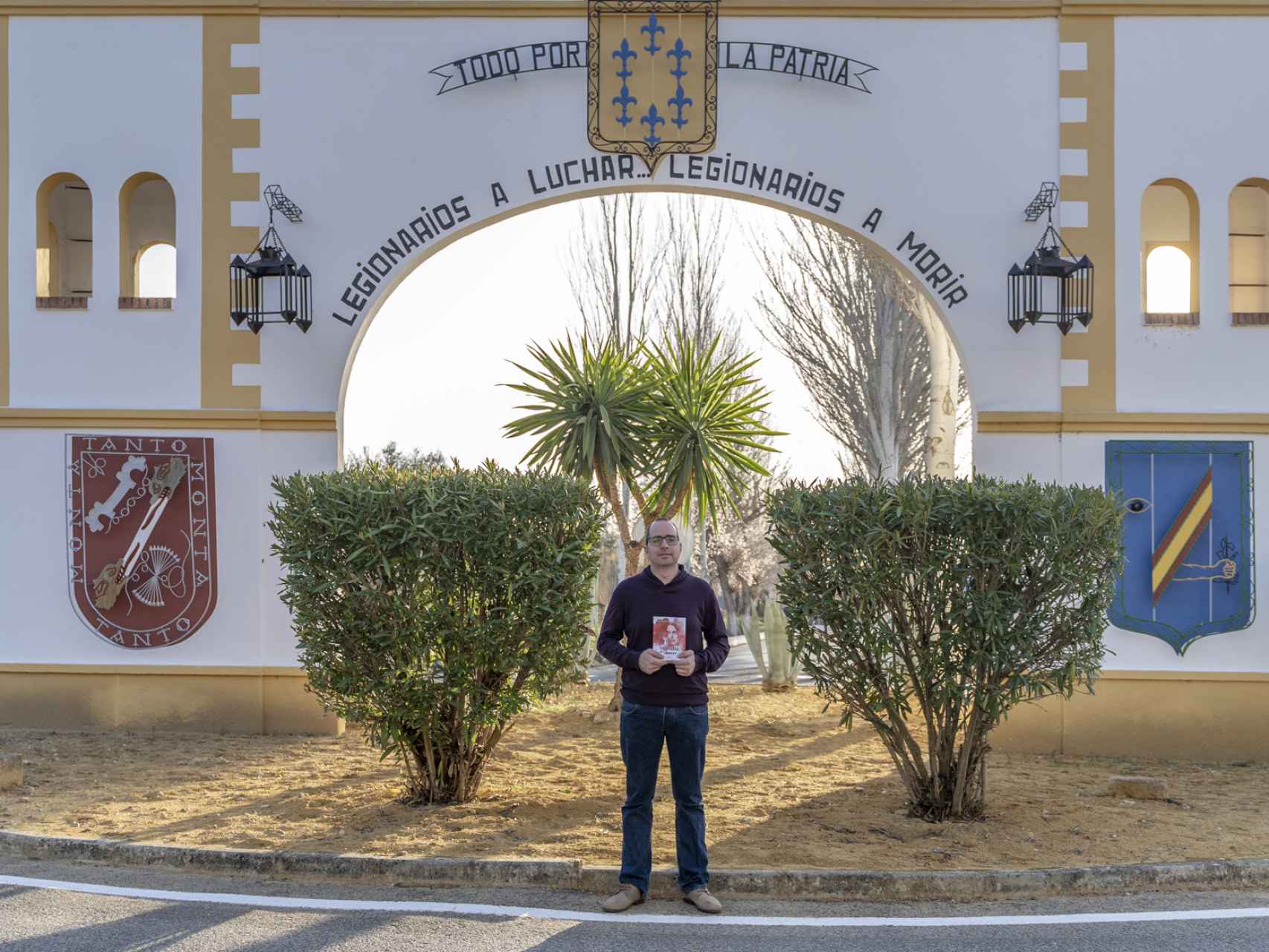 Francisco Javier Crespillo Pinto, frente al Cuartel de la Legión en el que está destinado, en Ronda.