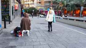 Un mendigo pide en una céntrica calle alicantina.