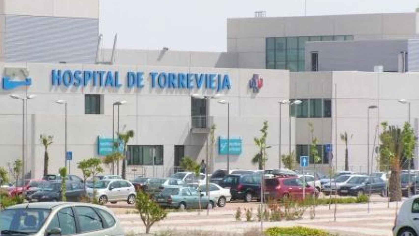 El hospital de Torrevieja, por fuera.