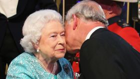 Isabel II y el príncipe Carlos en el 90 cumpleaños de la Reina en Windsor.