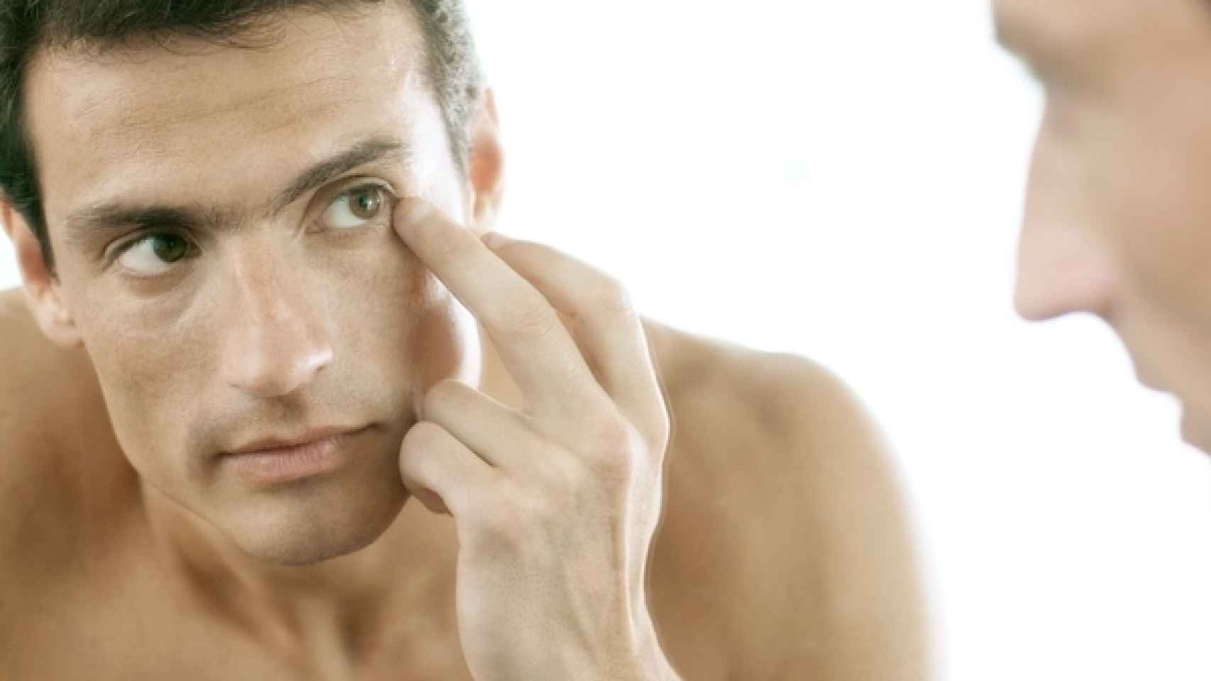 Los mejores contornos de ojos y exfoliantes faciales de hombre para cuidar la piel