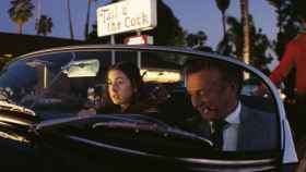 Alana Haim y Sean Penn, que interpreta a un trasunto de William Holden