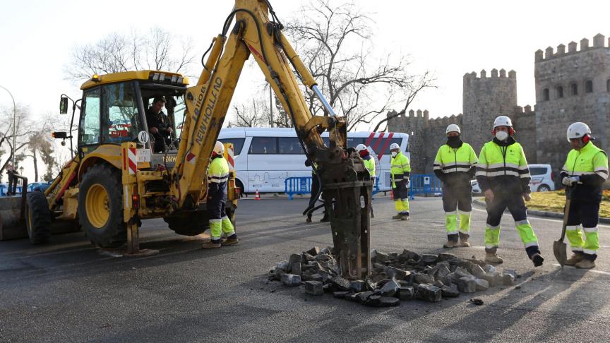 La rotura de una tubería provoca cortes de tráfico en la Puerta de Bisagra de Toledo